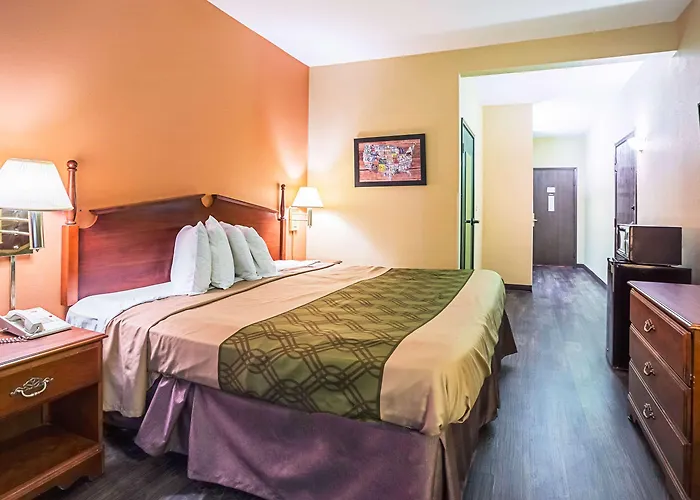 Econo Lodge Inn & Suites
